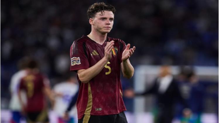 Maxim De Cuyper Biography: Career Path and Full Back Profile